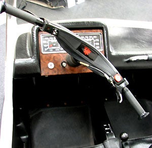 The throttle was mounted on the steering handle.